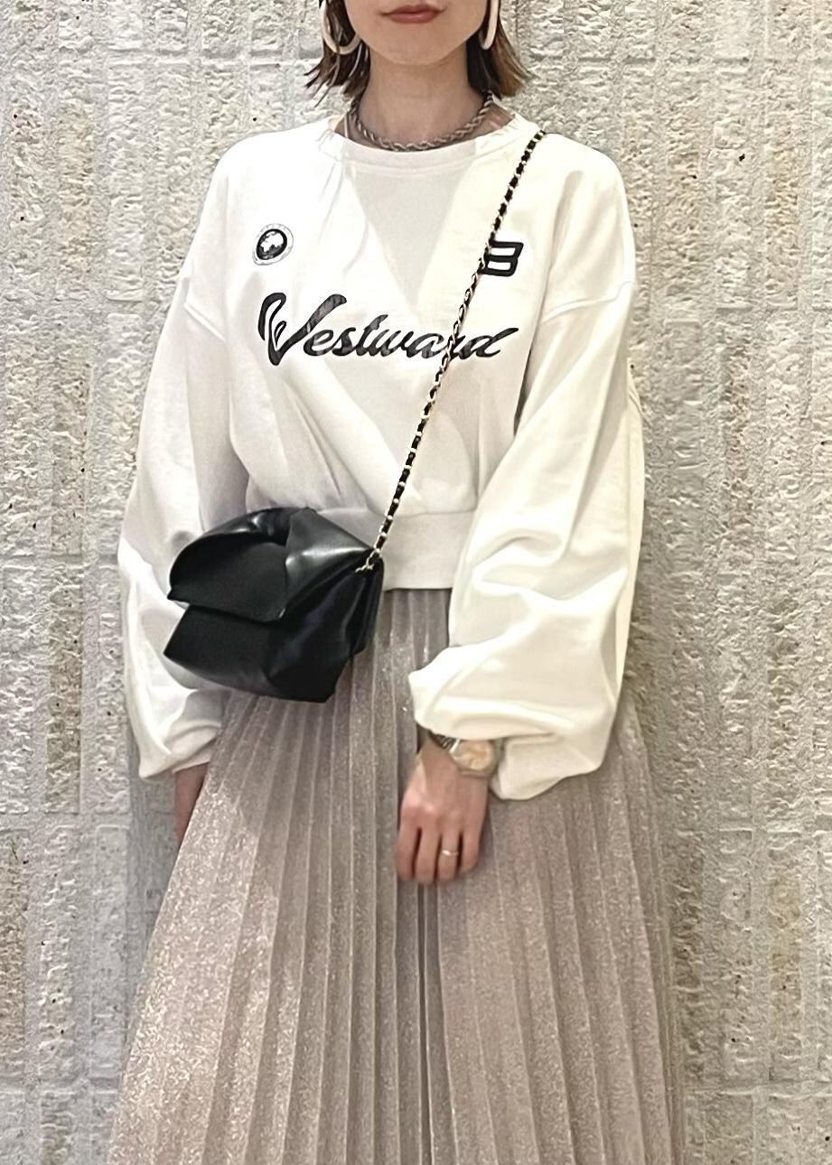 ブラック系のブーツ、シルバー系のスカート、ホワイト系のスウェットを着用したレディースの冬コーディネートの2枚目の写真