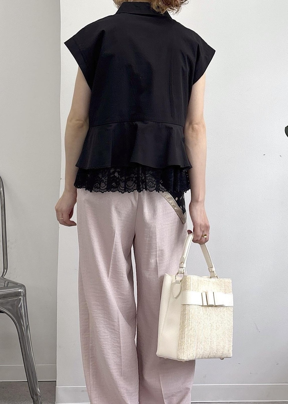 ブラック系のキャミソール、ピンク系のその他パンツ、ホワイト系のサンダルを着用したレディースの春コーディネートの8枚目の写真