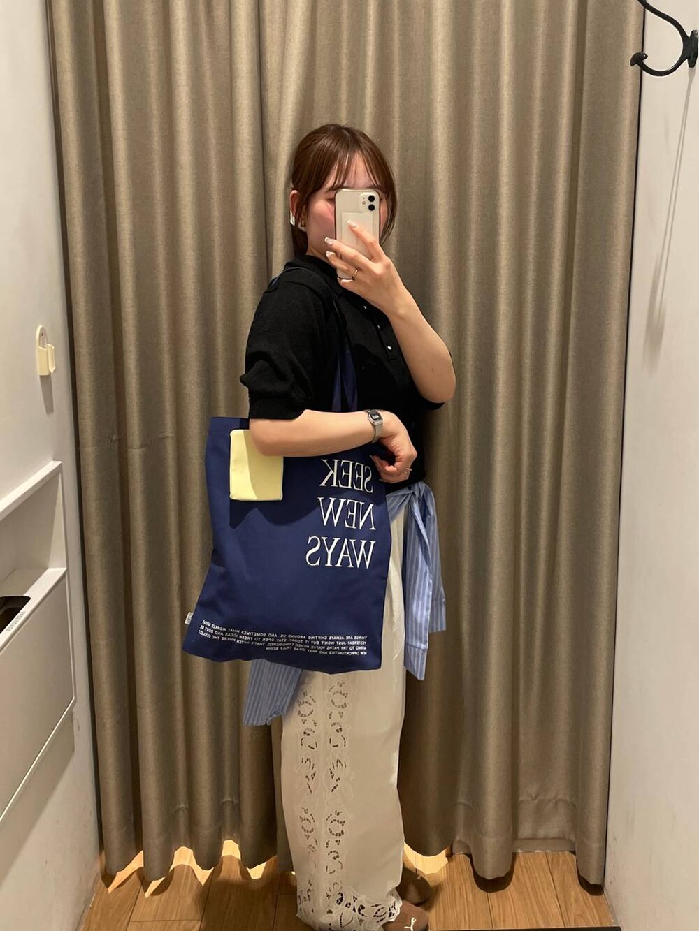 ホワイト系のその他パンツ、ブラック系のTシャツ/カットソー、ブルー系のベルトを着用したレディースの春コーディネートの3枚目の写真