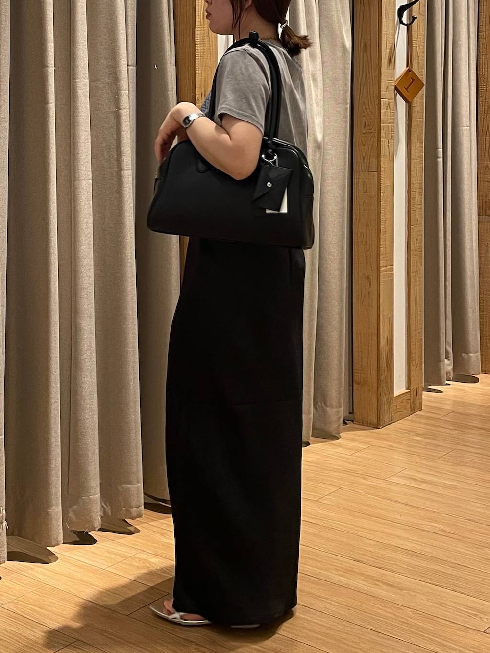 「高見え、カジュアル、ワントーン、きれいめ、きれいめカジュアル、スカート、Tシャツ、LOWRYS FARM、ローリーズスタイル_LOWRYS FARM」｜「LOWRYS FARMのポインテッドナローサンダル  287486（サンダル、シルバー系）」を使った、kumadayoooさん（レディース・158cm）の夏コーディネートの2枚目の写真