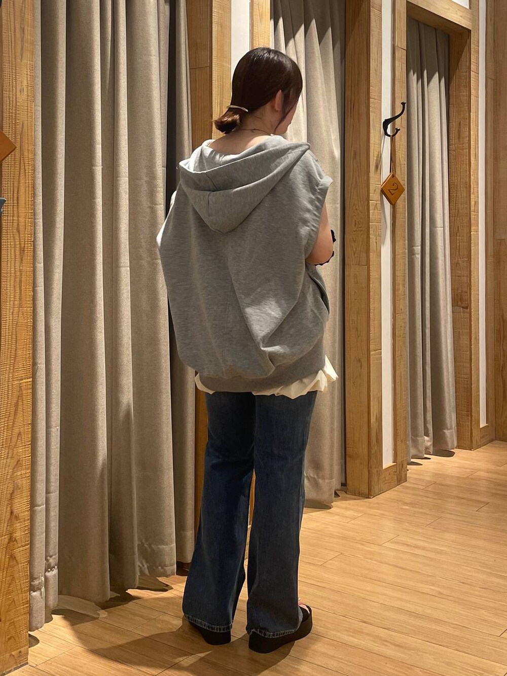 「高見え、カジュアル、ワントーン、デニムパンツ、レイヤードスタイル、パーカー、ローリーズスタイル_LOWRYS FARM、LOWRYS FARM、カジュアルコーデ」｜「LOWRYS FARMのカンドウフィットニットサンダル 283661（サンダル、ブラック系）」を使った、kumadayoooさん（レディース・158cm）の夏コーディネートの4枚目の写真