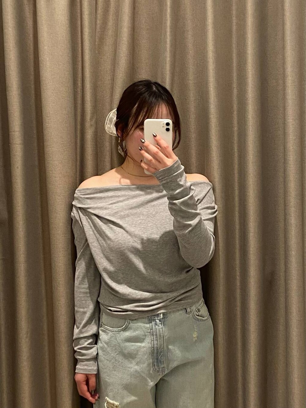 ブラック系のパンプス、ブルー系のデニムパンツ、グレー系のTシャツ/カットソーを着用したレディースの冬コーディネートの3枚目の写真