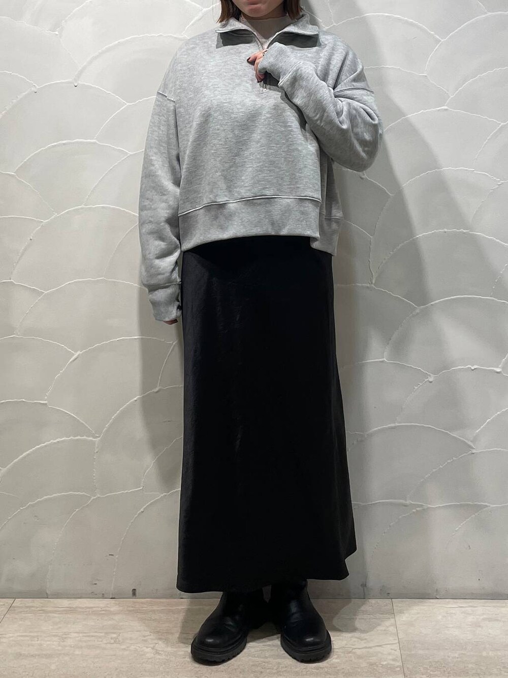 ホワイト系のスカート、グレー系のスウェットを着用したレディースの冬コーディネートの3枚目の写真