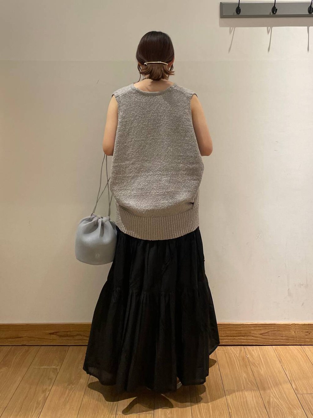 「高見え、カジュアル、ワントーン、スカート、デートコーデ、モノトーン、大人女子カジュアル_LOWRYS FARM、大人カジュアル、ローリーズスタイル_LOWRYS FARM、LOWRYS FARM、デート/ロマンティック、ベスト」|「LOWRYS FARMのポインテッドナローサンダル 287486(サンダル、シルバー系)」を使った、kumadayoooさん(レディース・158cm)の春コーディネートの3枚目の写真