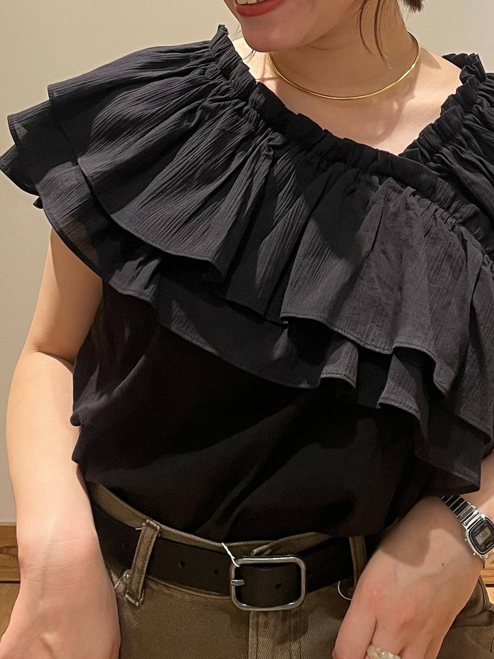「高見え、カジュアル、ワントーン、デニムパンツ、大人カジュアル、モノトーン、デートコーデ、ローリーズスタイル_LOWRYS FARM、LOWRYS FARM、ブラウス」｜「LOWRYS FARMのカンドウフィットグルカ 283656（サンダル、ブラック系）」を使った、kumadayoooさん（レディース・158cm）の夏コーディネートの2枚目の写真