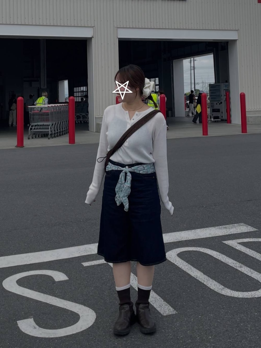 ホワイト系のニット/セーターを着用したレディースの夏コーディネートの2枚目の写真