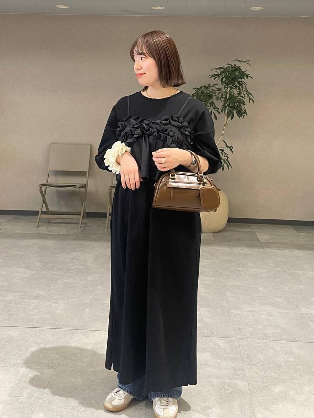 「大人女子カジュアル_LOWRYS FARM、高見え、カジュアル、ワントーン、大人カジュアル、モノトーン、ビスチェ、レイヤードスタイル、デニムパンツ、シンプルコーデ、シンプル」｜「LOWRYS FARMのフリルビスチェ　 252717（キャミソール、ブラック系）」を使った、kumadayoooさん（レディース・158cm）の春コーディネートの2枚目の写真