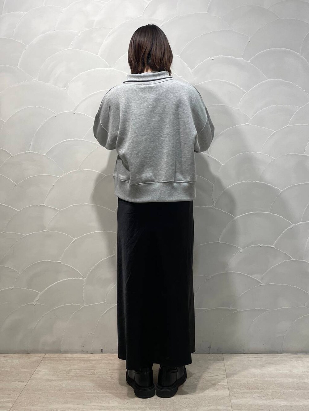 ホワイト系のスカート、グレー系のスウェットを着用したレディースの冬コーディネートの4枚目の写真