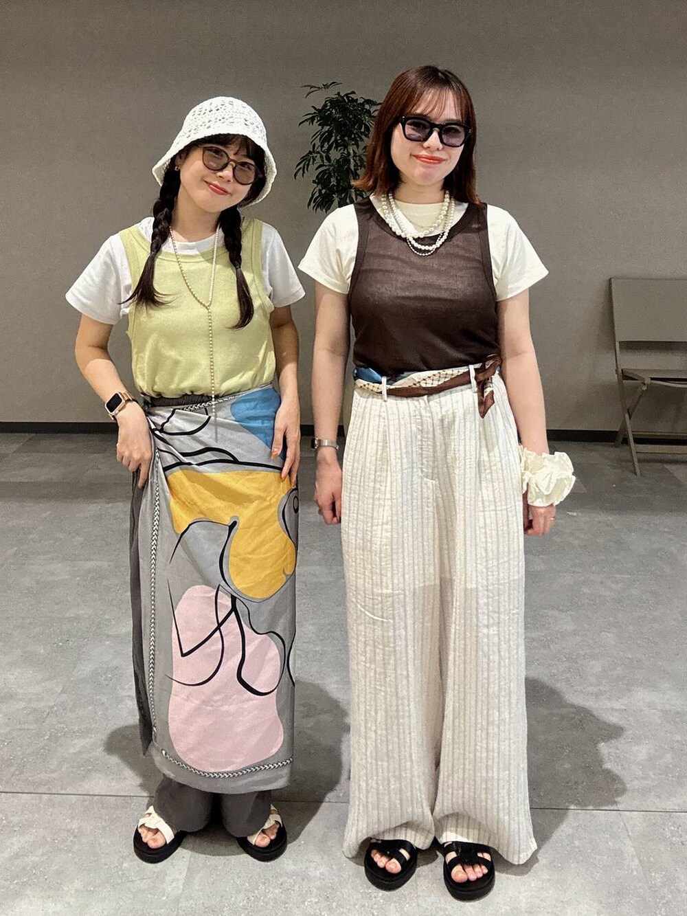 「高見え、カジュアル、ワントーン、フェススタイル、夏コーデ、春夏コーデ、大人カジュアル、Tシャツ、パンツ、LOWRYS FARM、ローリーズスタイル_LOWRYS FARM」|「LOWRYS FARMのカンドウフィットグルカ 283656(サンダル、ブラック系)」を使った、kumadayoooさん(レディース・158cm)の春コーディネートの2枚目の写真