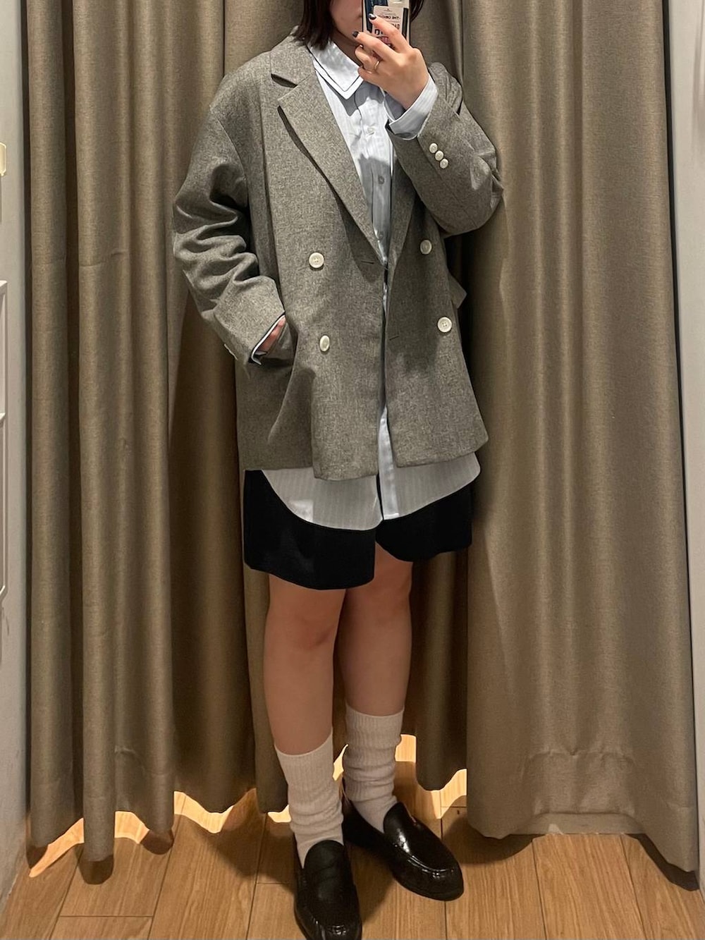 グレー系のテーラードジャケット、ブラック系のローファー、ブルー系のシャツ/ブラウスを着用したレディースの春コーディネートの3枚目の写真