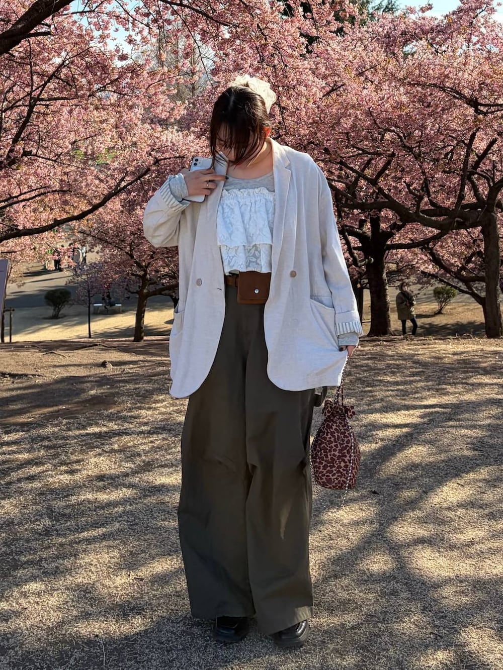 ホワイト系のバレッタ/ヘアクリップ、イエロー系のベルトを着用したレディースの春コーディネートの2枚目の写真