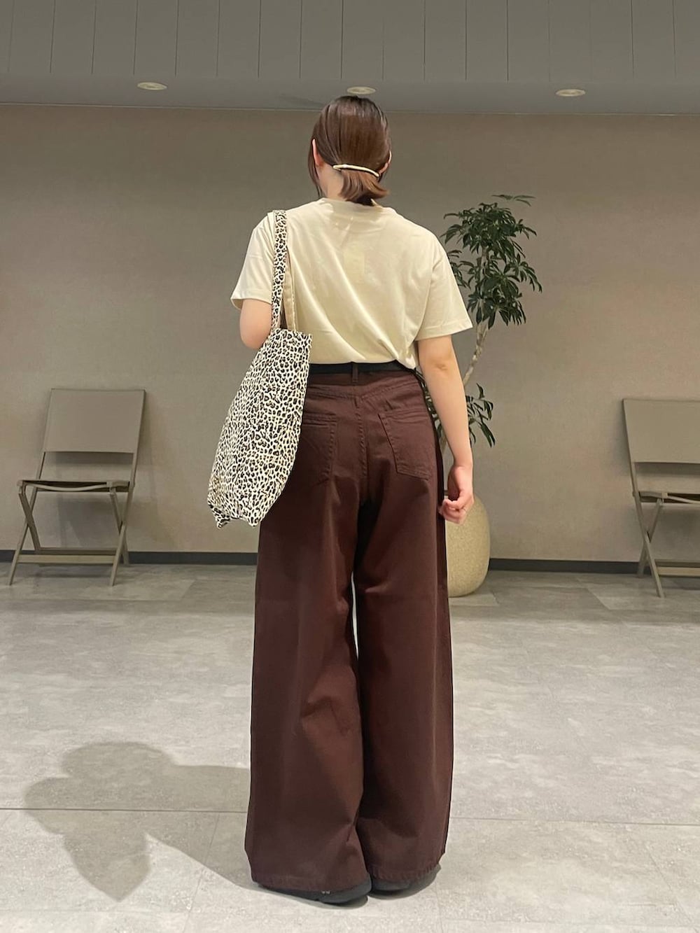 「高見え、カジュアル、ワントーン、シンプルコーデ、ローリーズスタイル_LOWRYS FARM、LOWRYS FARM、夏コーデ、デニムパンツ、Tシャツ、ラフ、きれいめカジュアル」｜「LOWRYS FARMのLFガラトートBAG 284403（トートバッグ、その他）」を使った、kumadayoooさん（レディース・158cm）の夏コーディネートの4枚目の写真