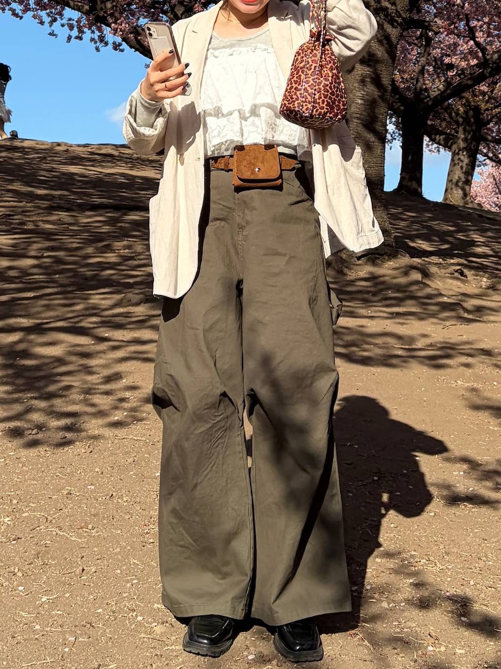 ホワイト系のバレッタ/ヘアクリップ、イエロー系のベルトを着用したレディースの春コーディネートの3枚目の写真