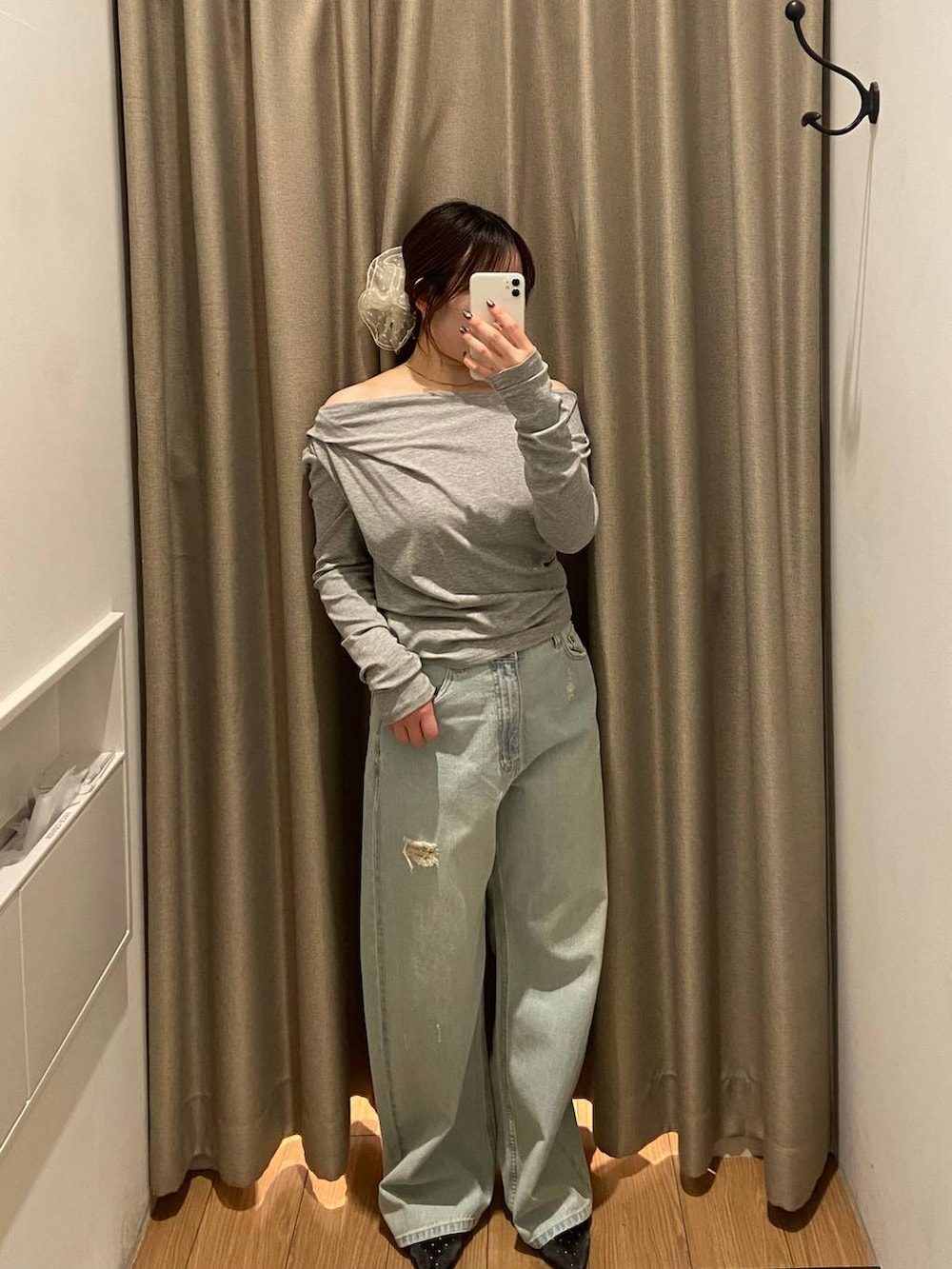 ブラック系のパンプス、ブルー系のデニムパンツ、グレー系のTシャツ/カットソーを着用したレディースの冬コーディネートの2枚目の写真