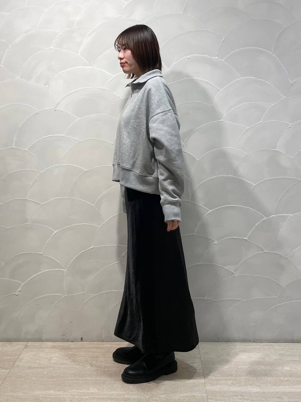 ホワイト系のスカート、グレー系のスウェットを着用したレディースの冬コーディネートの2枚目の写真