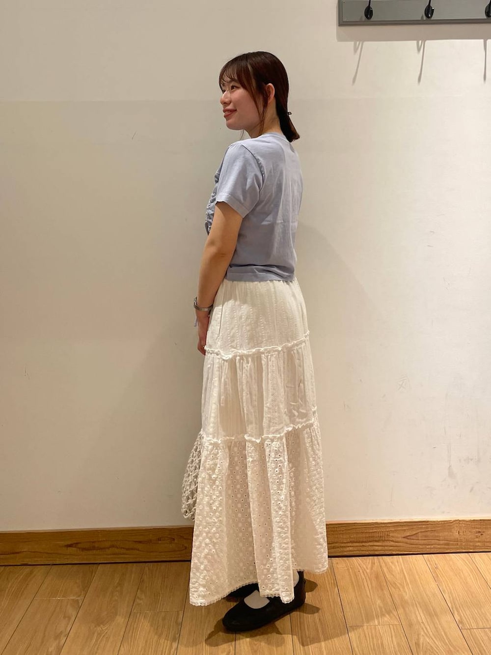 「高見え、カジュアル、ワントーン、スカート、夏コーデ、カジュアルコーデ、デート/ロマンティック、デートコーデ、海、LOWRYS FARM、ローリーズスタイル_LOWRYS FARM」｜「LOWRYS FARMのマクラメキンチャクツキトート　 284437（トートバッグ、ホワイト系）」を使った、kumadayoooさん（レディース・158cm）の春コーディネートの3枚目の写真