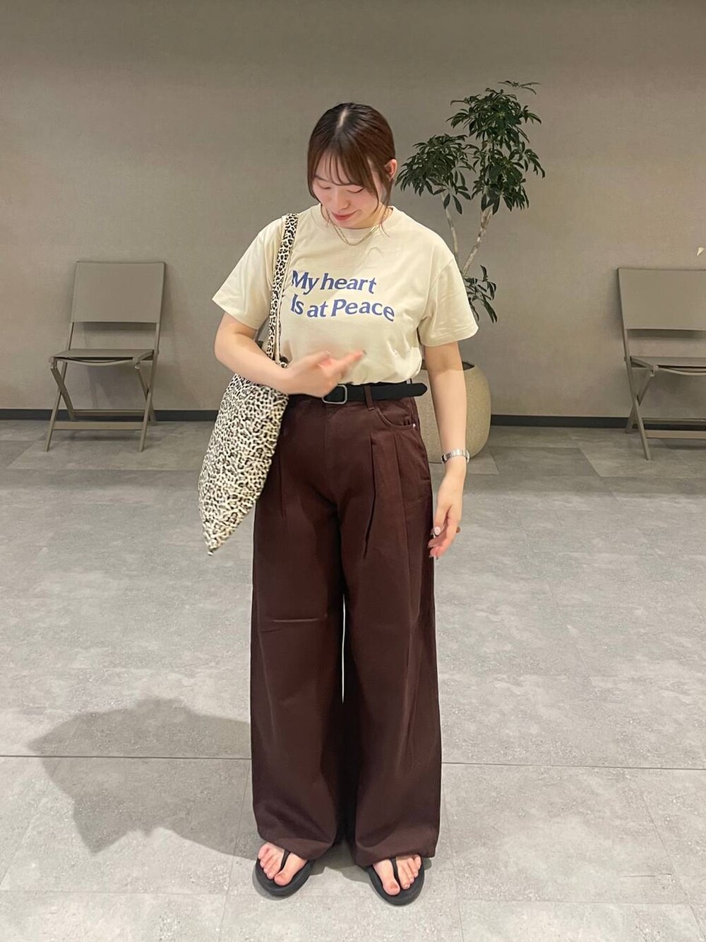 「高見え、カジュアル、ワントーン、シンプルコーデ、ローリーズスタイル_LOWRYS FARM、LOWRYS FARM、夏コーデ、デニムパンツ、Tシャツ、ラフ、きれいめカジュアル」｜「LOWRYS FARMのLFガラトートBAG 284403（トートバッグ、その他）」を使った、kumadayoooさん（レディース・158cm）の夏コーディネートの3枚目の写真