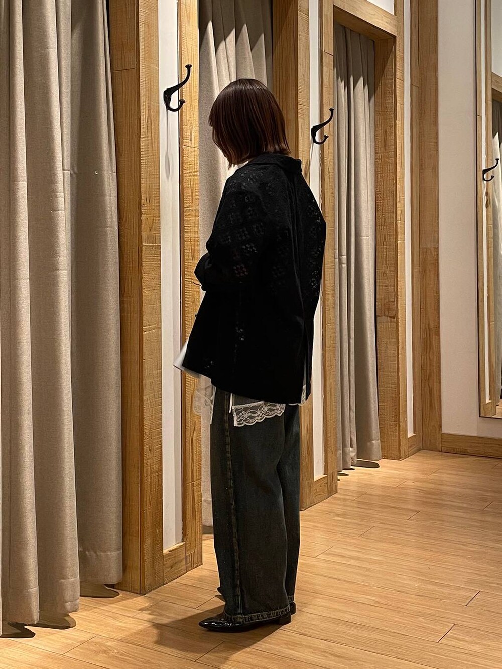 「高見え、カジュアル、ワントーン、ローリーズスタイル_LOWRYS FARM、LOWRYS FARM、デートコーデ、大人カジュアル、デニムパンツ、ジャケット、ジャケットスタイル、春コーデ、春色」｜「LOWRYS FARMのビジューデニムパンツ　115247（デニムパンツ、ブルー系）」を使った、kumadayoooさん（レディース・158cm）の春コーディネートの3枚目の写真