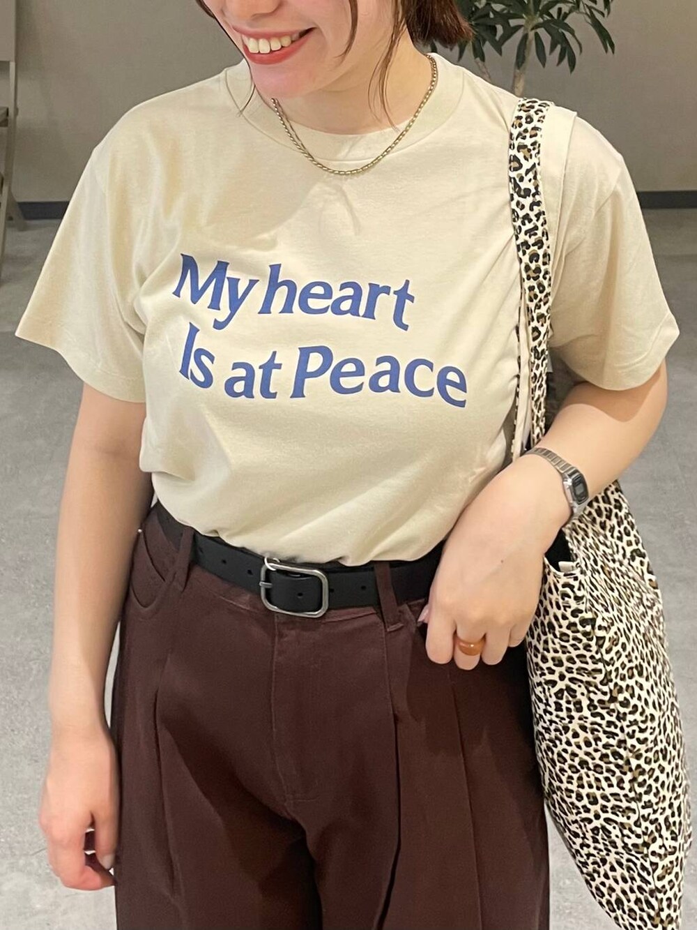 「高見え、カジュアル、ワントーン、シンプルコーデ、ローリーズスタイル_LOWRYS FARM、LOWRYS FARM、夏コーデ、デニムパンツ、Tシャツ、ラフ、きれいめカジュアル」｜「LOWRYS FARMのLFガラトートBAG 284403（トートバッグ、その他）」を使った、kumadayoooさん（レディース・158cm）の夏コーディネートの2枚目の写真