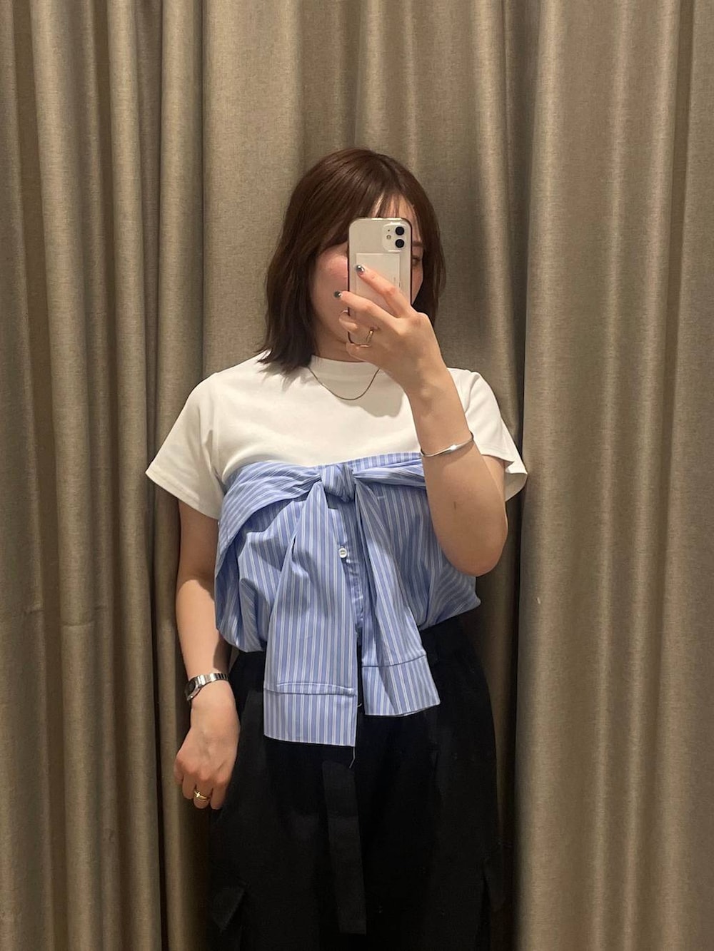 ホワイト系のTシャツ/カットソー、ブラック系のカーゴパンツ、ブルー系のベルトを着用したレディースの春コーディネートの2枚目の写真