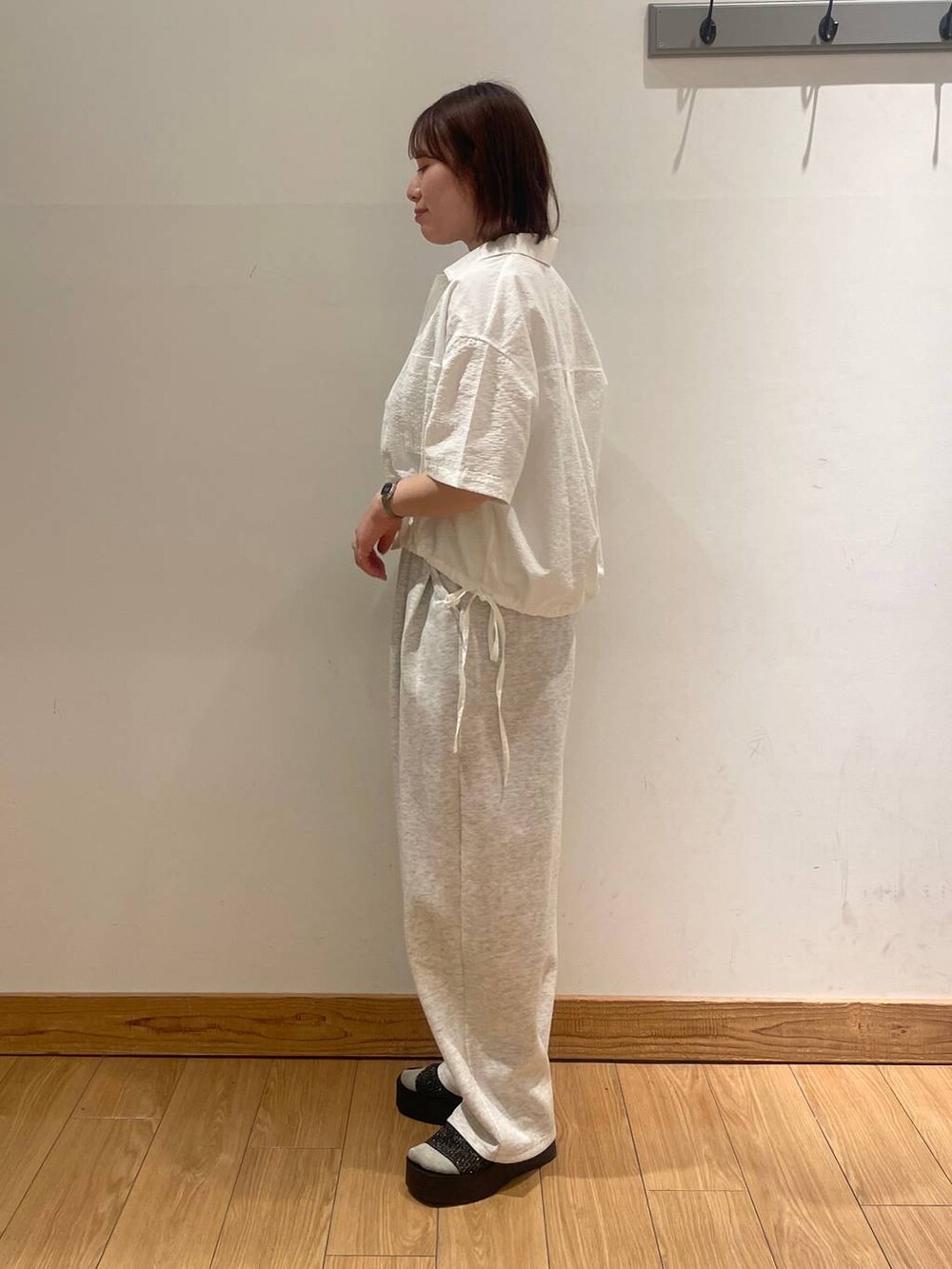 「高見え、カジュアル、ワントーン、春コーデ、夏コーデ、大人女子カジュアル_LOWRYS FARM、大人カジュアル、ラフ、ローリーズスタイル_LOWRYS FARM、LOWRYS FARM」｜「LOWRYS FARMのカンドウフィットニットサンダル 283661（サンダル、ブラック系）」を使った、kumadayoooさん（レディース・158cm）の春コーディネートの2枚目の写真