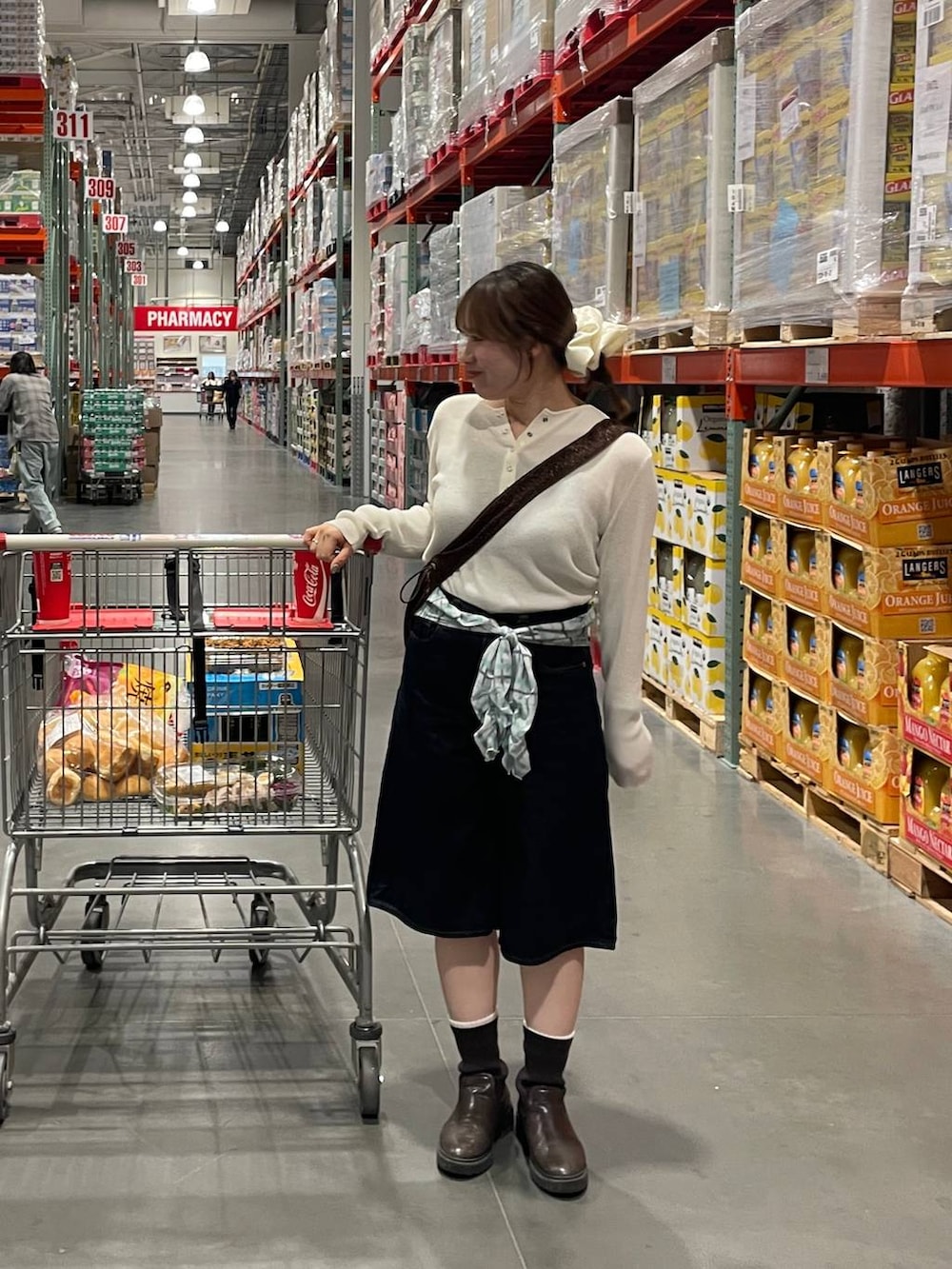 ホワイト系のニット/セーターを着用したレディースの夏コーディネートの4枚目の写真