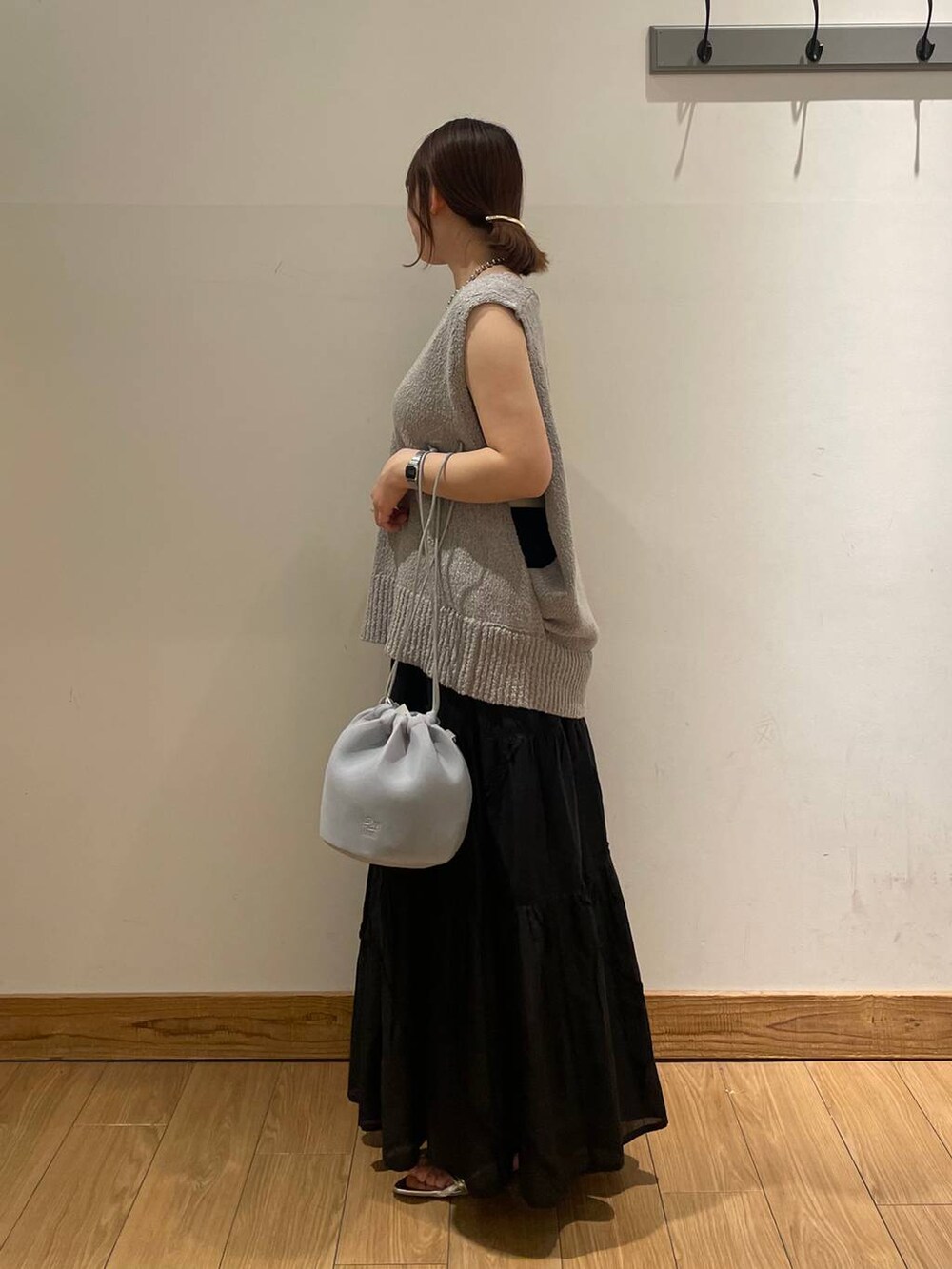 「高見え、カジュアル、ワントーン、スカート、デートコーデ、モノトーン、大人女子カジュアル_LOWRYS FARM、大人カジュアル、ローリーズスタイル_LOWRYS FARM、LOWRYS FARM、デート/ロマンティック、ベスト」|「LOWRYS FARMのポインテッドナローサンダル 287486(サンダル、シルバー系)」を使った、kumadayoooさん(レディース・158cm)の春コーディネートの2枚目の写真
