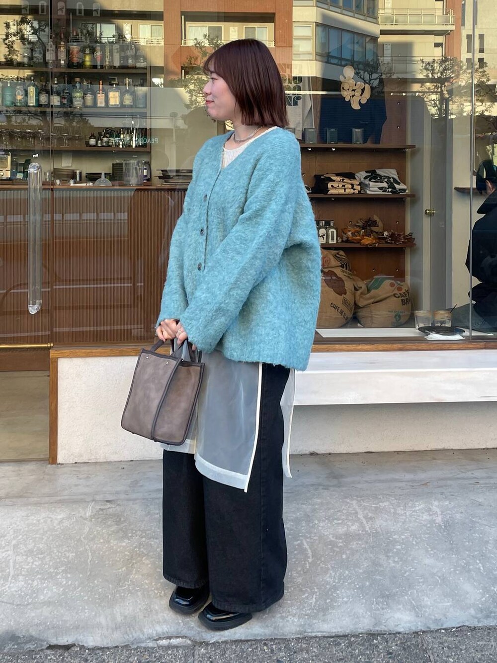 「レイヤードスタイル、春コーデ、高見え、カジュアル、春色、ローリーズスタイル_LOWRYS FARM、LOWRYS FARM」｜「LOWRYS FARMのダブルフェイスユルジャケット 116453（チェスターコート、グレー系）」を使った、kumadayoooさん（レディース・158cm）の冬コーディネートの3枚目の写真