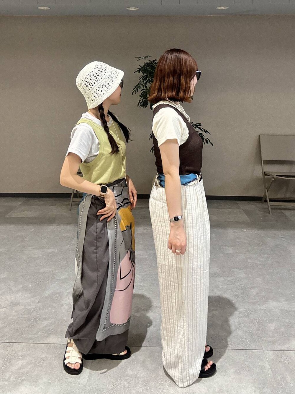 「高見え、カジュアル、ワントーン、フェススタイル、夏コーデ、春夏コーデ、大人カジュアル、Tシャツ、パンツ、LOWRYS FARM、ローリーズスタイル_LOWRYS FARM」|「LOWRYS FARMのカンドウフィットグルカ 283656(サンダル、ブラック系)」を使った、kumadayoooさん(レディース・158cm)の春コーディネートの3枚目の写真