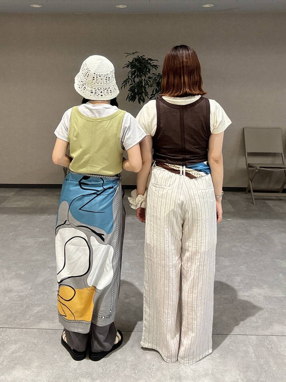 「高見え、カジュアル、ワントーン、フェススタイル、夏コーデ、春夏コーデ、大人カジュアル、Tシャツ、パンツ、LOWRYS FARM、ローリーズスタイル_LOWRYS FARM」|「LOWRYS FARMのカンドウフィットグルカ 283656(サンダル、ブラック系)」を使った、kumadayoooさん(レディース・158cm)の春コーディネートの4枚目の写真