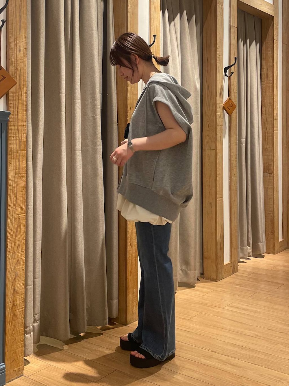 「高見え、カジュアル、ワントーン、デニムパンツ、レイヤードスタイル、パーカー、ローリーズスタイル_LOWRYS FARM、LOWRYS FARM、カジュアルコーデ」｜「LOWRYS FARMのカンドウフィットニットサンダル 283661（サンダル、ブラック系）」を使った、kumadayoooさん（レディース・158cm）の夏コーディネートの3枚目の写真