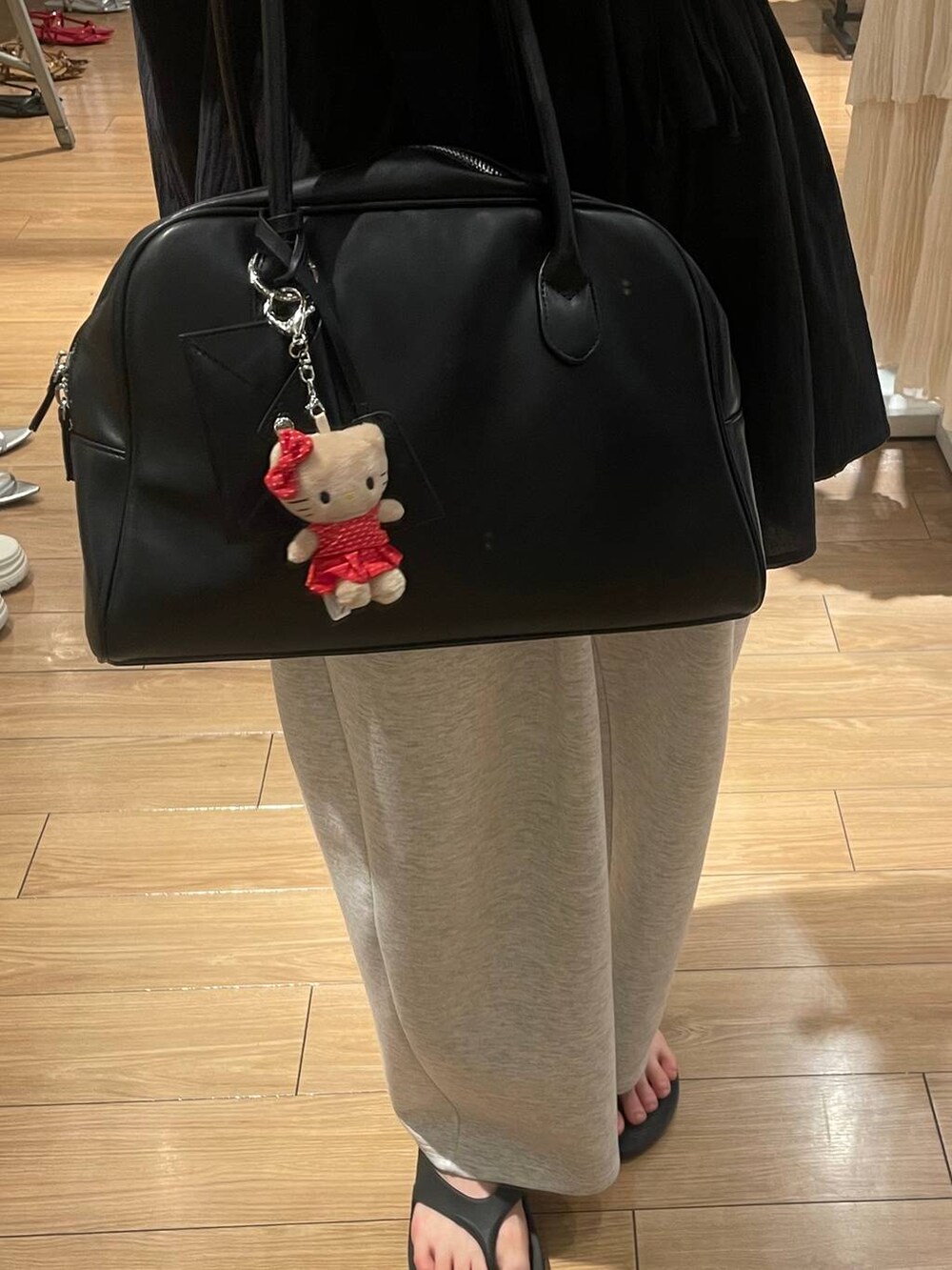「高見え、バッグ」｜「LOWRYS FARMのチャームツキＢＩＧボストン　 572251（ボストンバッグ、ブラック系）」を使った、kumadayoooさん（レディース・158cm）の夏コーディネートの4枚目の写真