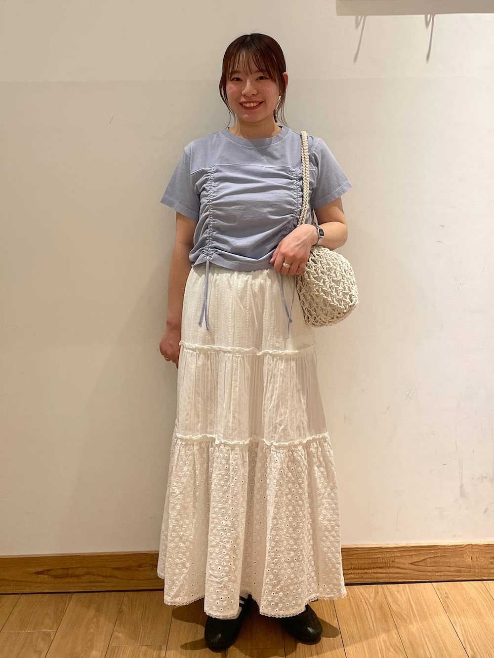 「高見え、カジュアル、ワントーン、スカート、夏コーデ、カジュアルコーデ、デート/ロマンティック、デートコーデ、海、LOWRYS FARM、ローリーズスタイル_LOWRYS FARM」｜「LOWRYS FARMのマクラメキンチャクツキトート　 284437（トートバッグ、ホワイト系）」を使った、kumadayoooさん（レディース・158cm）の春コーディネートの2枚目の写真