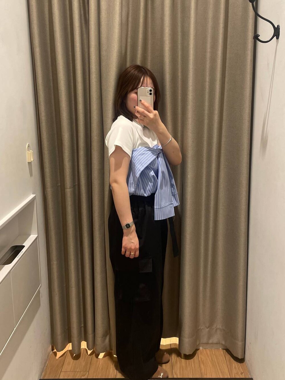 ホワイト系のTシャツ/カットソー、ブラック系のカーゴパンツ、ブルー系のベルトを着用したレディースの春コーディネートの3枚目の写真