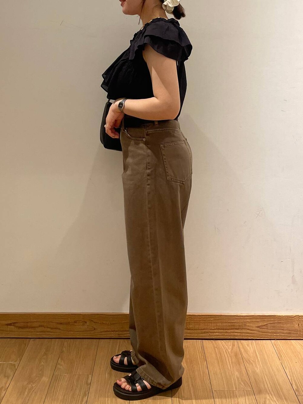 「高見え、カジュアル、ワントーン、デニムパンツ、大人カジュアル、モノトーン、デートコーデ、ローリーズスタイル_LOWRYS FARM、LOWRYS FARM、ブラウス」｜「LOWRYS FARMのカンドウフィットグルカ 283656（サンダル、ブラック系）」を使った、kumadayoooさん（レディース・158cm）の夏コーディネートの3枚目の写真