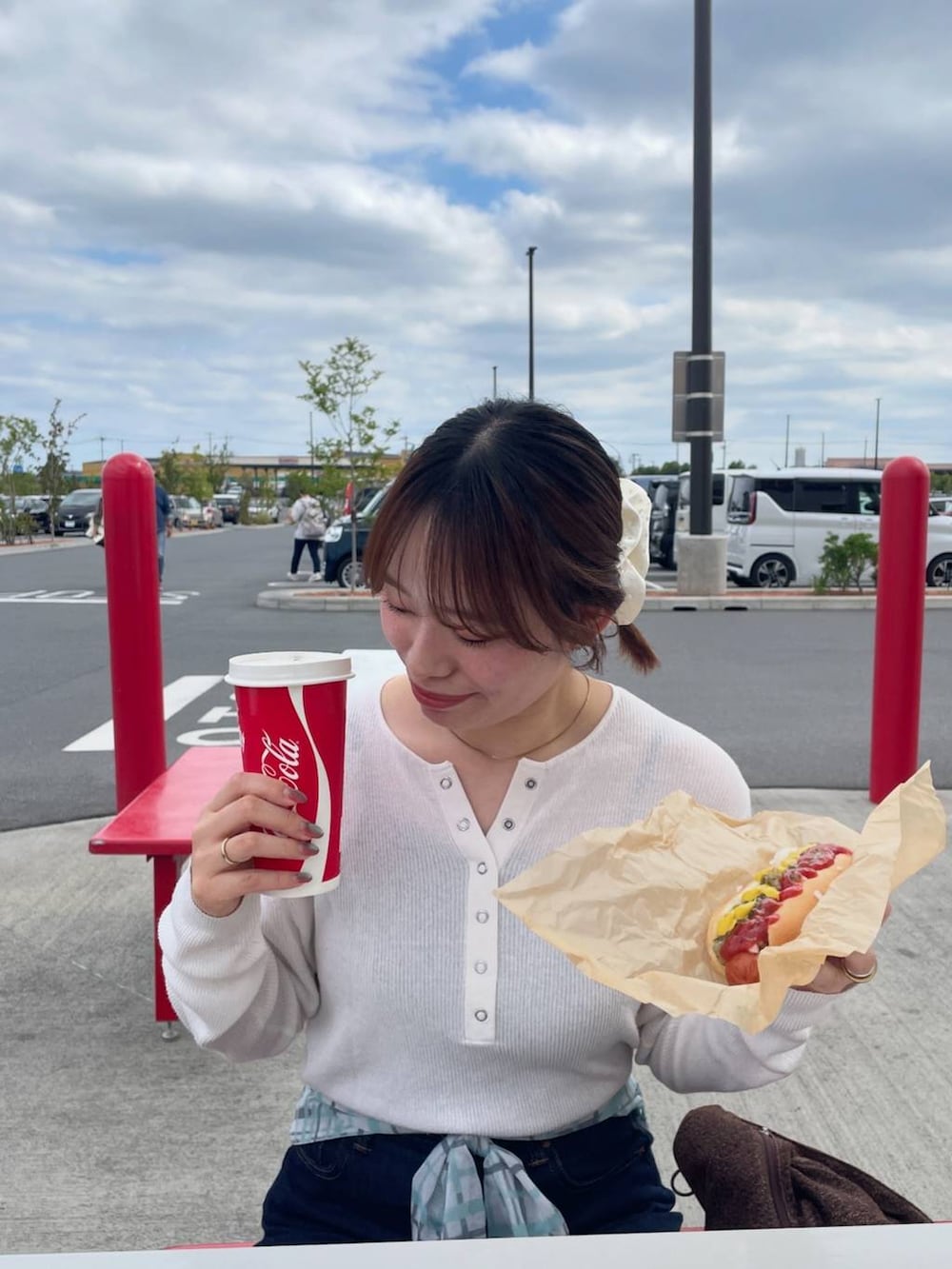 ホワイト系のニット/セーターを着用したレディースの夏コーディネートの3枚目の写真