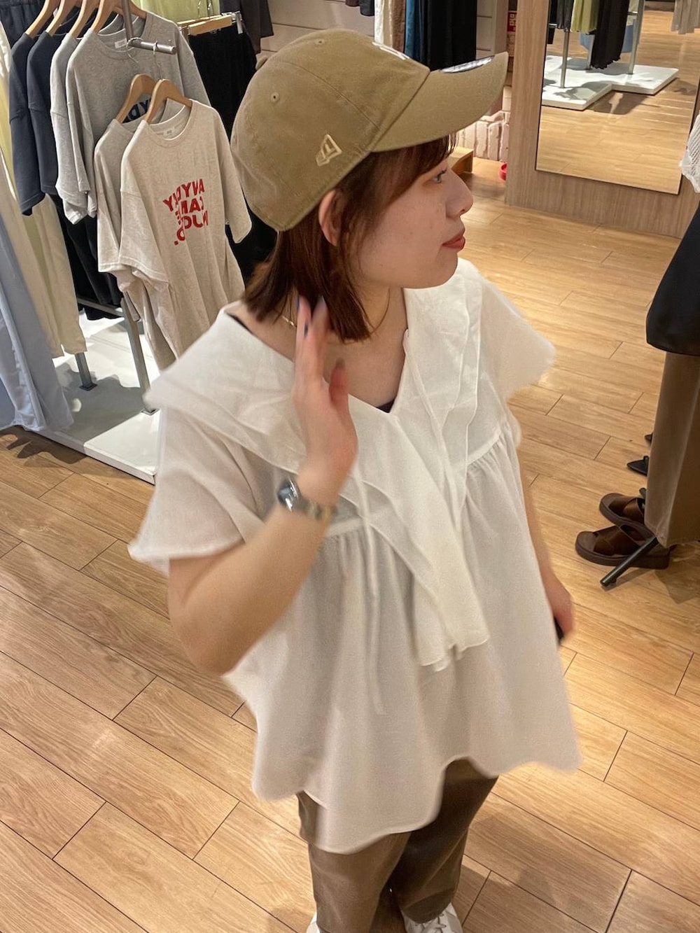 「高見え、カジュアル、ワントーン、ブラウス、春夏コーデ、春コーデ、夏コーデ、大人女子カジュアル_LOWRYS FARM、大人カジュアル、ローリーズスタイル_LOWRYS FARM、LOWRYS FARM」｜「LOWRYS FARMのＣＡＳＵＡＬＣＬＡＳＳＩＣ２５ 283907（キャップ、ベージュ系）」を使った、kumadayoooさん（レディース・158cm）の春コーディネートの2枚目の写真