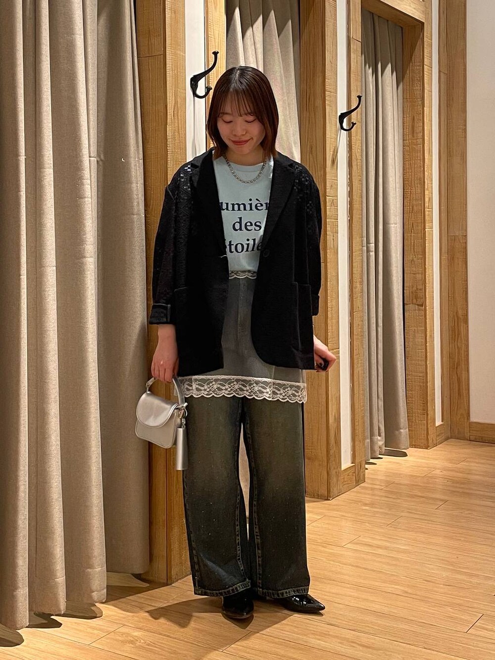 「高見え、カジュアル、ワントーン、ローリーズスタイル_LOWRYS FARM、LOWRYS FARM、デートコーデ、大人カジュアル、デニムパンツ、ジャケット、ジャケットスタイル、春コーデ、春色」｜「LOWRYS FARMのビジューデニムパンツ　115247（デニムパンツ、ブルー系）」を使った、kumadayoooさん（レディース・158cm）の春コーディネートの2枚目の写真