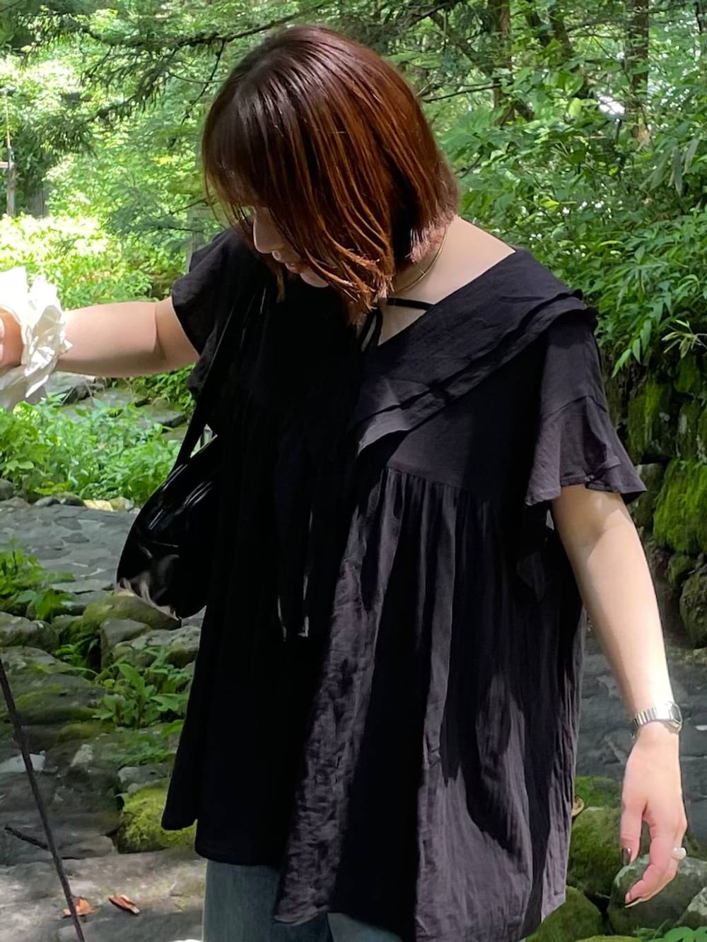 「高見え、カジュアル、ワントーン、デニムパンツ、ブラウス、大人カジュアル、大人女子カジュアル_LOWRYS FARM、きれいめ、きれいめカジュアル、夏コーデ、モノトーン、ローリーズスタイル_LOWRYS FARM、LOWRYS FARM」｜「LOWRYS FARMのワイドボストンバック  102047（ハンドバッグ、ブラック系）」を使った、kumadayoooさん（レディース・158cm）の夏コーディネートの3枚目の写真