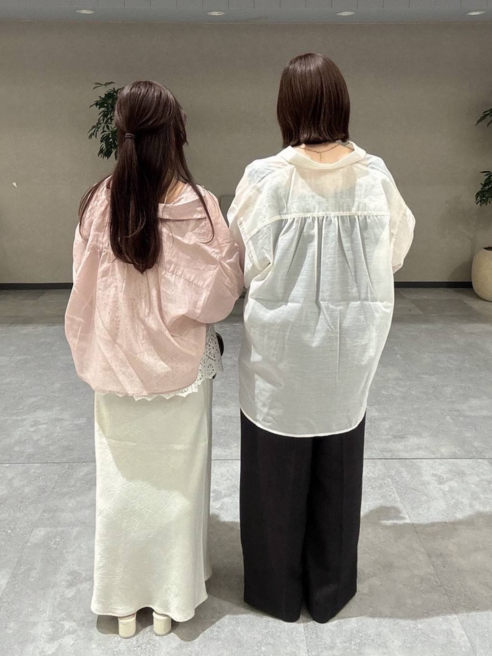 「高見え、カジュアル、ワントーン、シアートップス、シャツ、シャツスタイル、大人カジュアル、ピンク、モノトーン、ローリーズスタイル_LOWRYS FARM、LOWRYS FARM」｜「LOWRYS FARMのシアーシャツＬＳ＊　 231459（シャツ/ブラウス、ピンク系）」を使った、kumadayoooさん（レディース・158cm）の春コーディネートの3枚目の写真