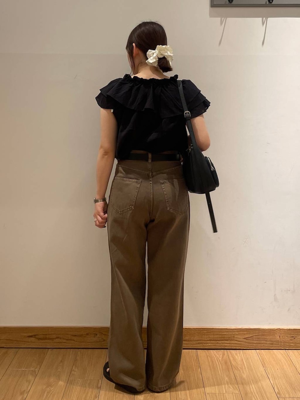 「高見え、カジュアル、ワントーン、デニムパンツ、大人カジュアル、モノトーン、デートコーデ、ローリーズスタイル_LOWRYS FARM、LOWRYS FARM、ブラウス」｜「LOWRYS FARMのカンドウフィットグルカ 283656（サンダル、ブラック系）」を使った、kumadayoooさん（レディース・158cm）の夏コーディネートの4枚目の写真