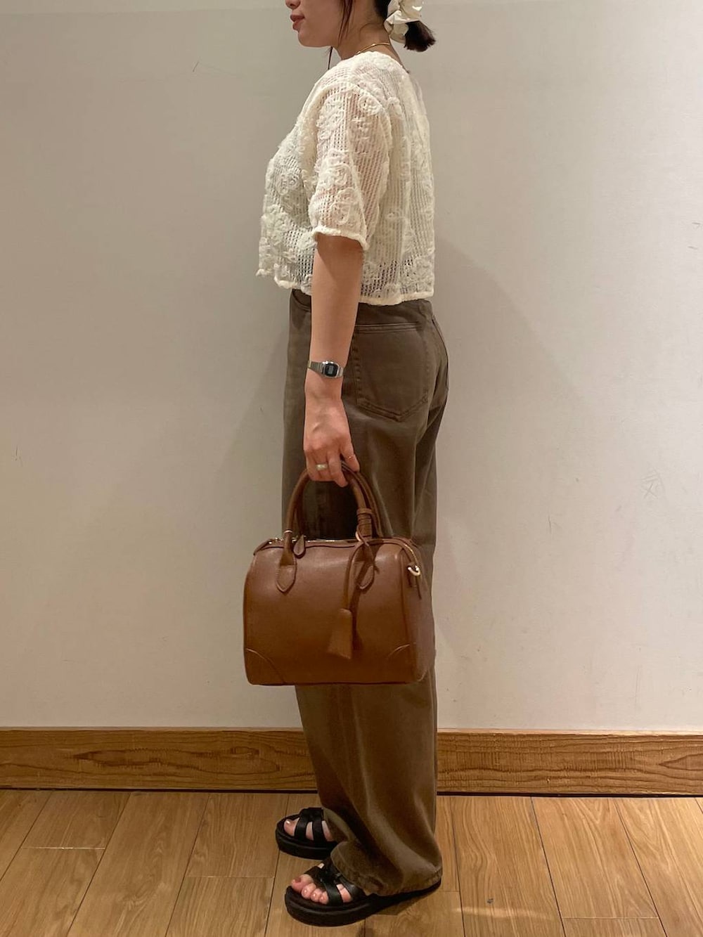 「高見え、カジュアル、ワントーン、デニムパンツ、夏コーデ、LOWRYS FARM、ローリーズスタイル_LOWRYS FARM、大人カジュアル」｜「LOWRYS FARMのカンドウフィットグルカ 283656（サンダル、ブラック系）」を使った、kumadayoooさん（レディース・158cm）の夏コーディネートの2枚目の写真