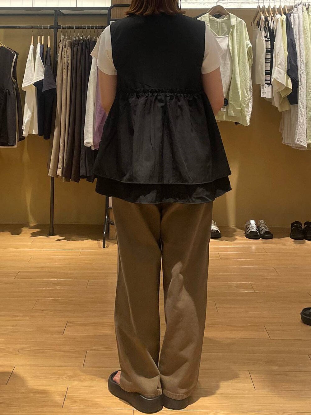 「高見え、カジュアル、ワントーン、モード、大人カジュアル、ブラウン、デニムパンツ、ベスト、ローリーズスタイル_LOWRYS FARM、LOWRYS FARM」｜「LOWRYS FARMのフライスチビＴシャツＳＳ 111954（Tシャツ/カットソー、ホワイト系）」を使った、kumadayoooさん（レディース・158cm）の春コーディネートの4枚目の写真
