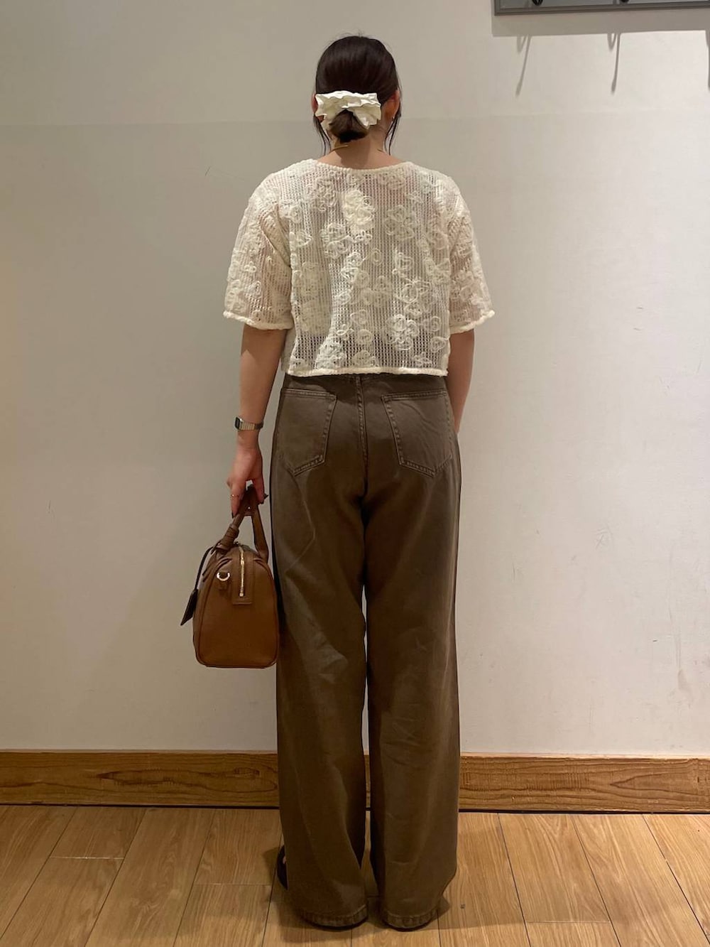 「高見え、カジュアル、ワントーン、デニムパンツ、夏コーデ、LOWRYS FARM、ローリーズスタイル_LOWRYS FARM、大人カジュアル」｜「LOWRYS FARMのカンドウフィットグルカ 283656（サンダル、ブラック系）」を使った、kumadayoooさん（レディース・158cm）の夏コーディネートの3枚目の写真