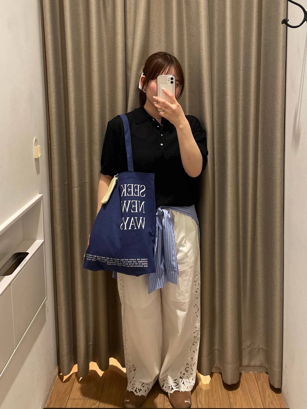 ホワイト系のその他パンツ、ブラック系のTシャツ/カットソー、ブルー系のベルトを着用したレディースの春コーディネートの2枚目の写真