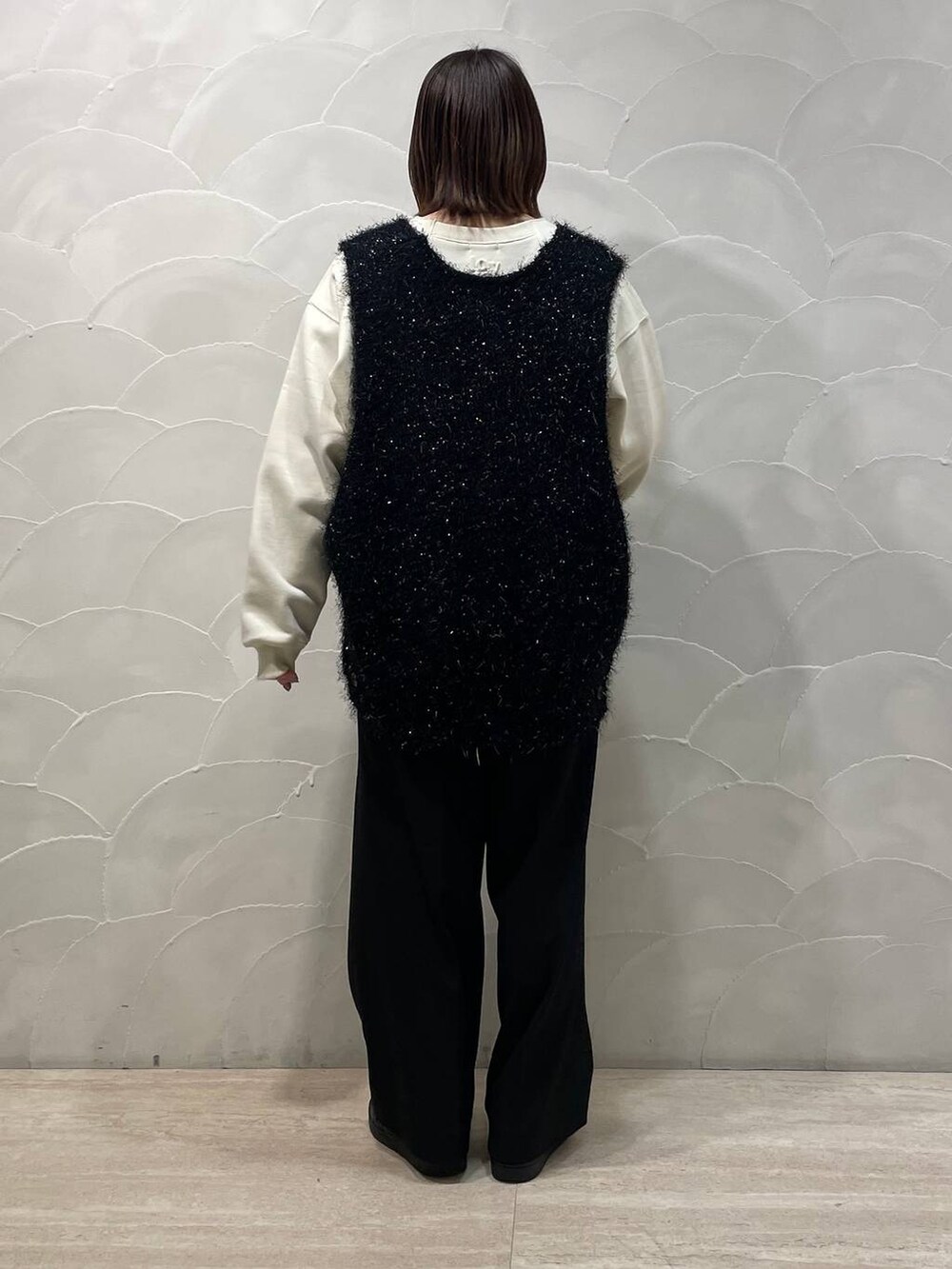 ホワイト系のスウェット、ブラック系のその他パンツ、シルバー系のショルダーバッグを着用したレディースの冬コーディネートの3枚目の写真