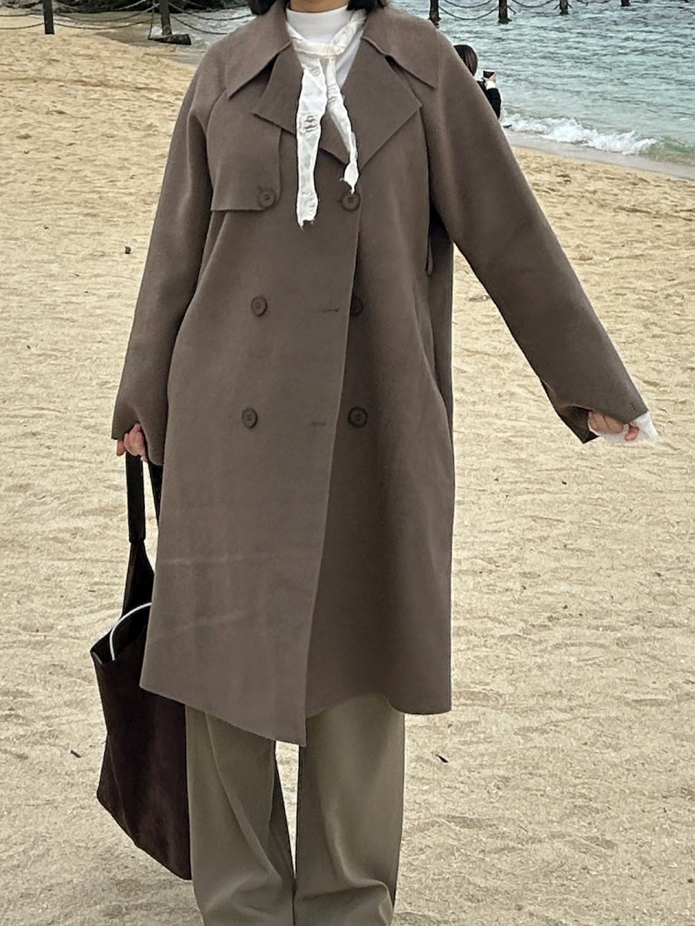 ベージュ系のスニーカーを着用したレディースの冬コーディネートの3枚目の写真