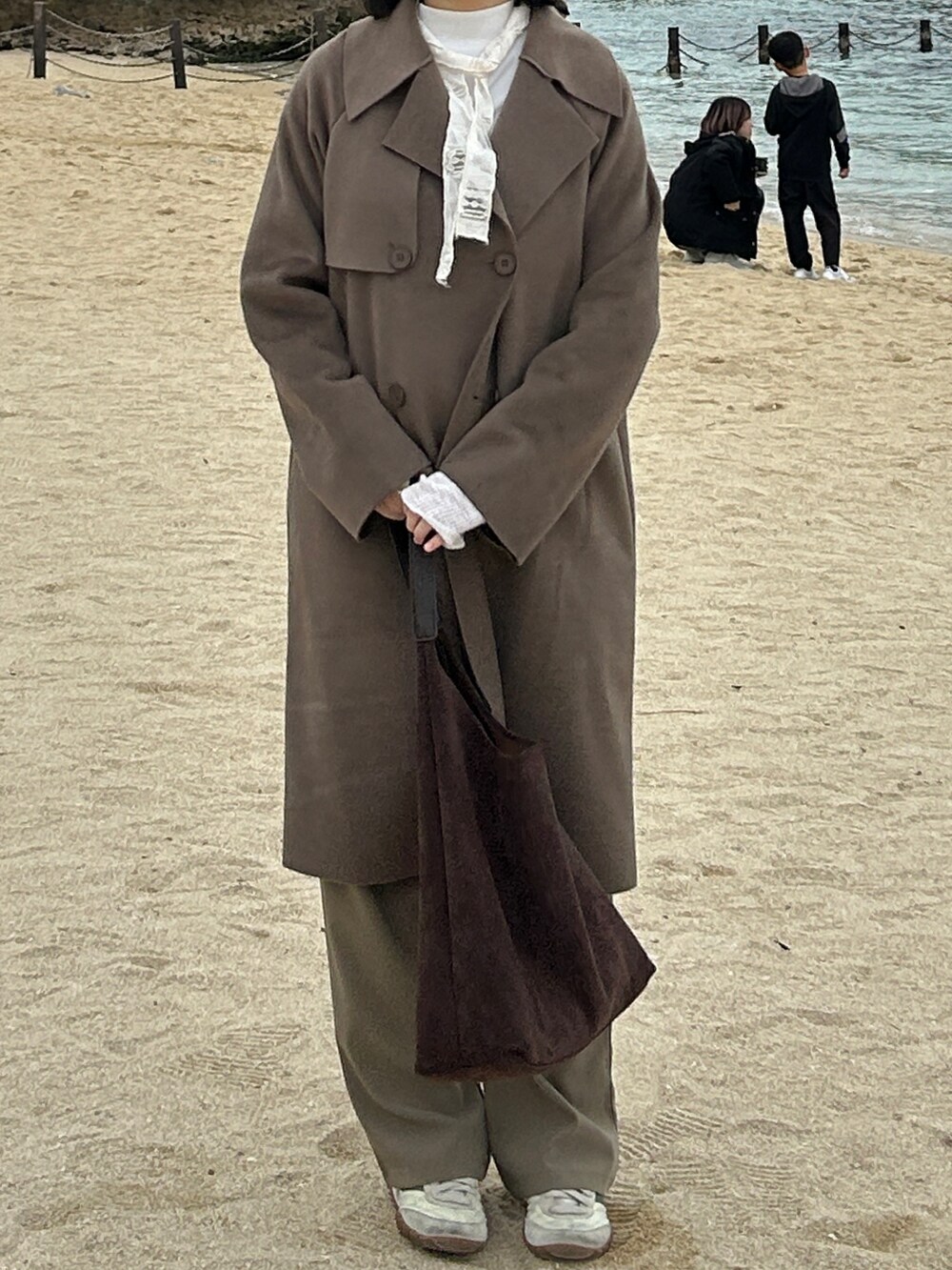 ベージュ系のスニーカーを着用したレディースの冬コーディネートの2枚目の写真