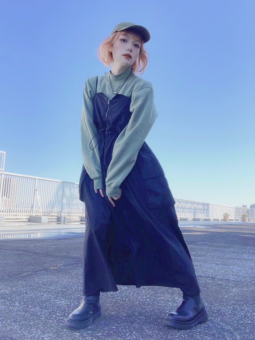 「秋服、秋冬コーデ、カジュアルスタイル、骨格ウェーブ、ワンピース、ストリート、スウェット、キャップ」｜「Alley by w closetのアイテム（ワンピース、ブラック系）」を使った、bumpy221_さん（レディース・157cm）の秋コーディネートの2枚目の写真