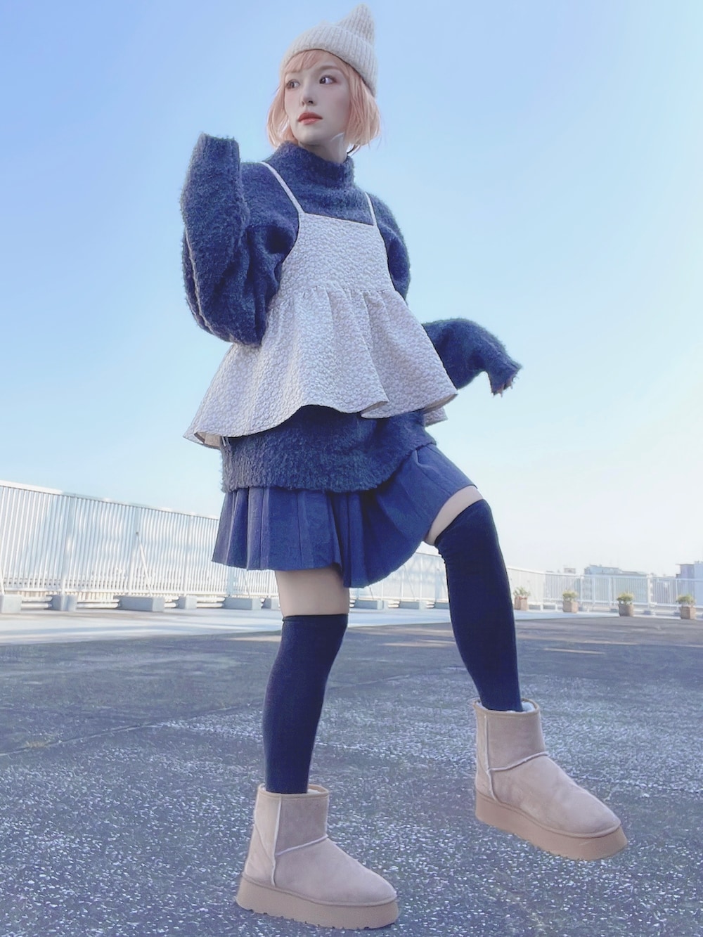 「秋服、秋冬コーデ、ニットコーデ、ニット、ニット帽、ネコ、スカートスタイル、ニーハイソックス、ニーハイ、骨格ウェーブ、ブーツスタイル」｜「SPINNSのアイテム（ニットキャップ/ビーニー、ホワイト系）」を使った、bumpy221_さん（レディース・157cm）の秋コーディネートの2枚目の写真